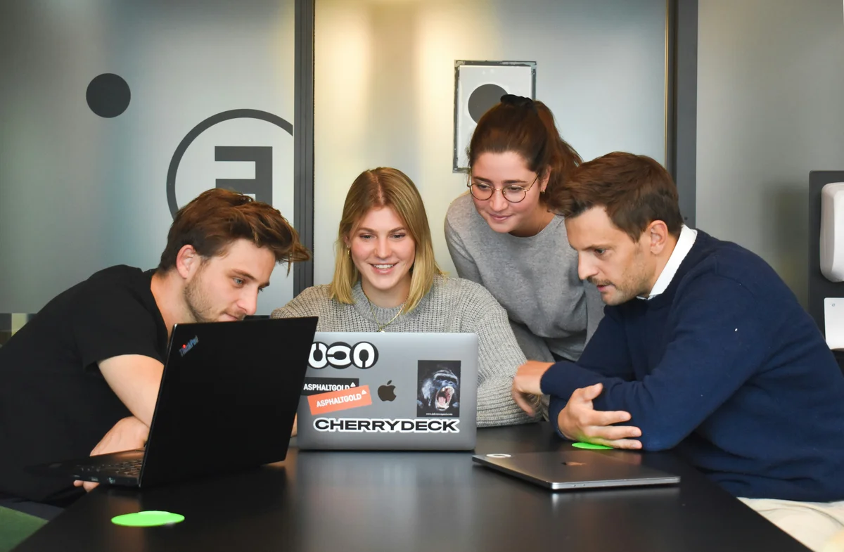 Brainstorming-Sitzung des Teams einer kreativen Marketingagentur – Awerka- Projektmanagement für Agenturen