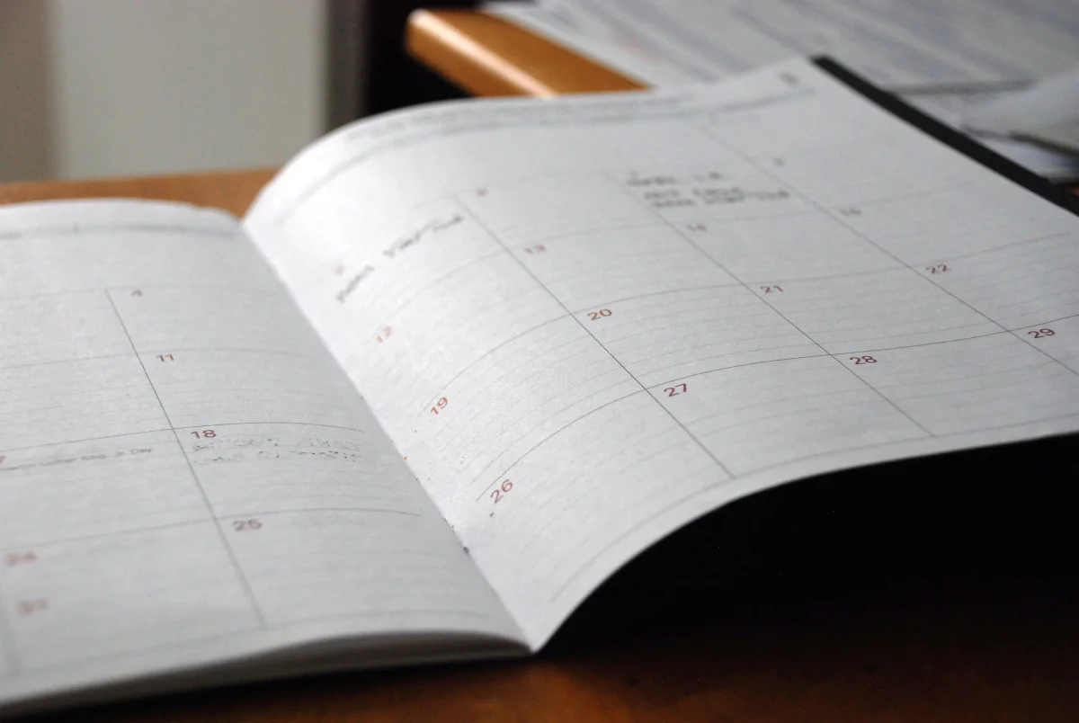 Papierkalender auf einem Schreibtisch