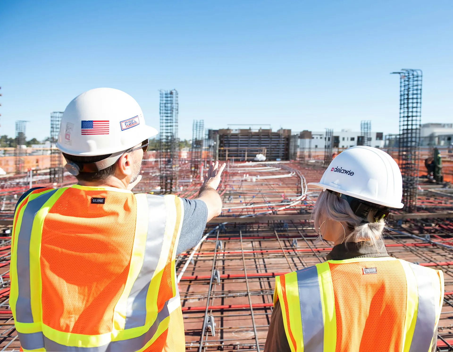 Checkliste und Pläne auf einer Baustelle