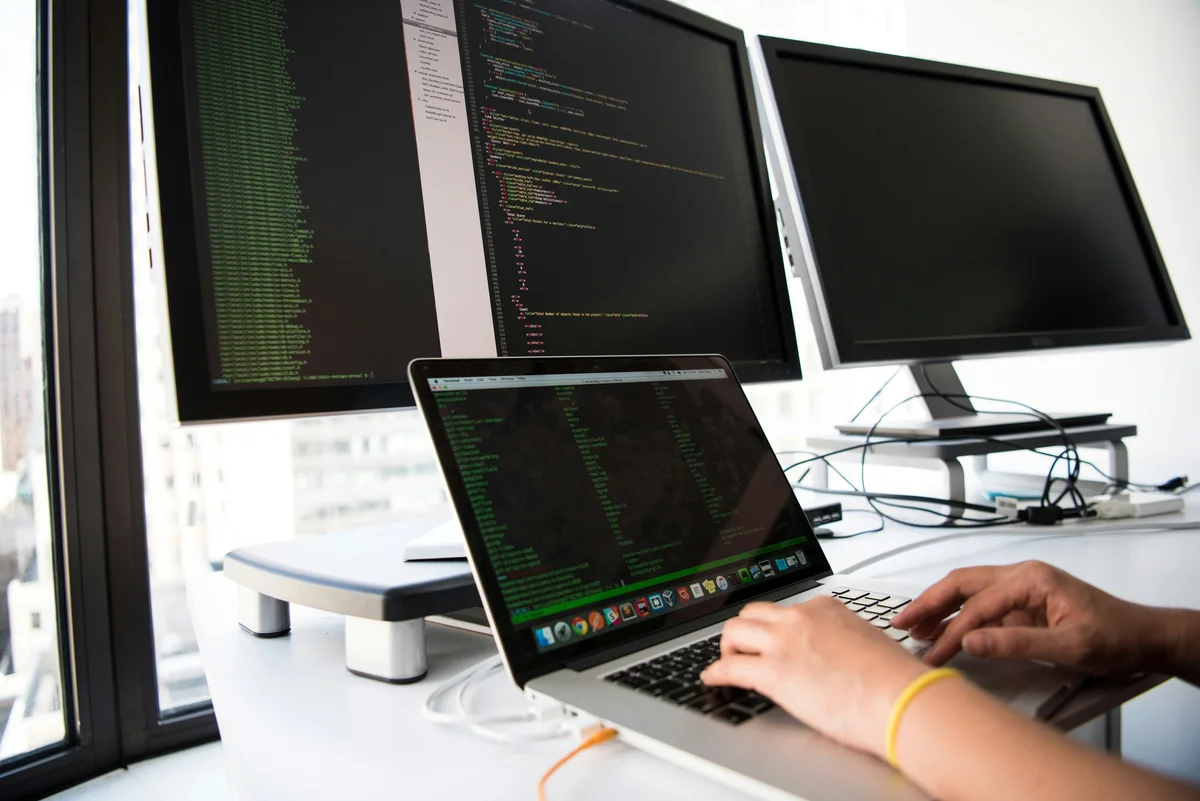 Softwareentwickler beim Programmieren an einem professionellen Arbeitsplatz – Awerka-Projektmanagement für IT-Unternehmen