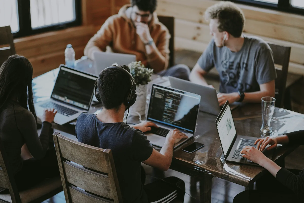 Software-Entwicklungsteam arbeitet an einem Projekt zusammen – agile Sprint- Planung und Zeiterfassung