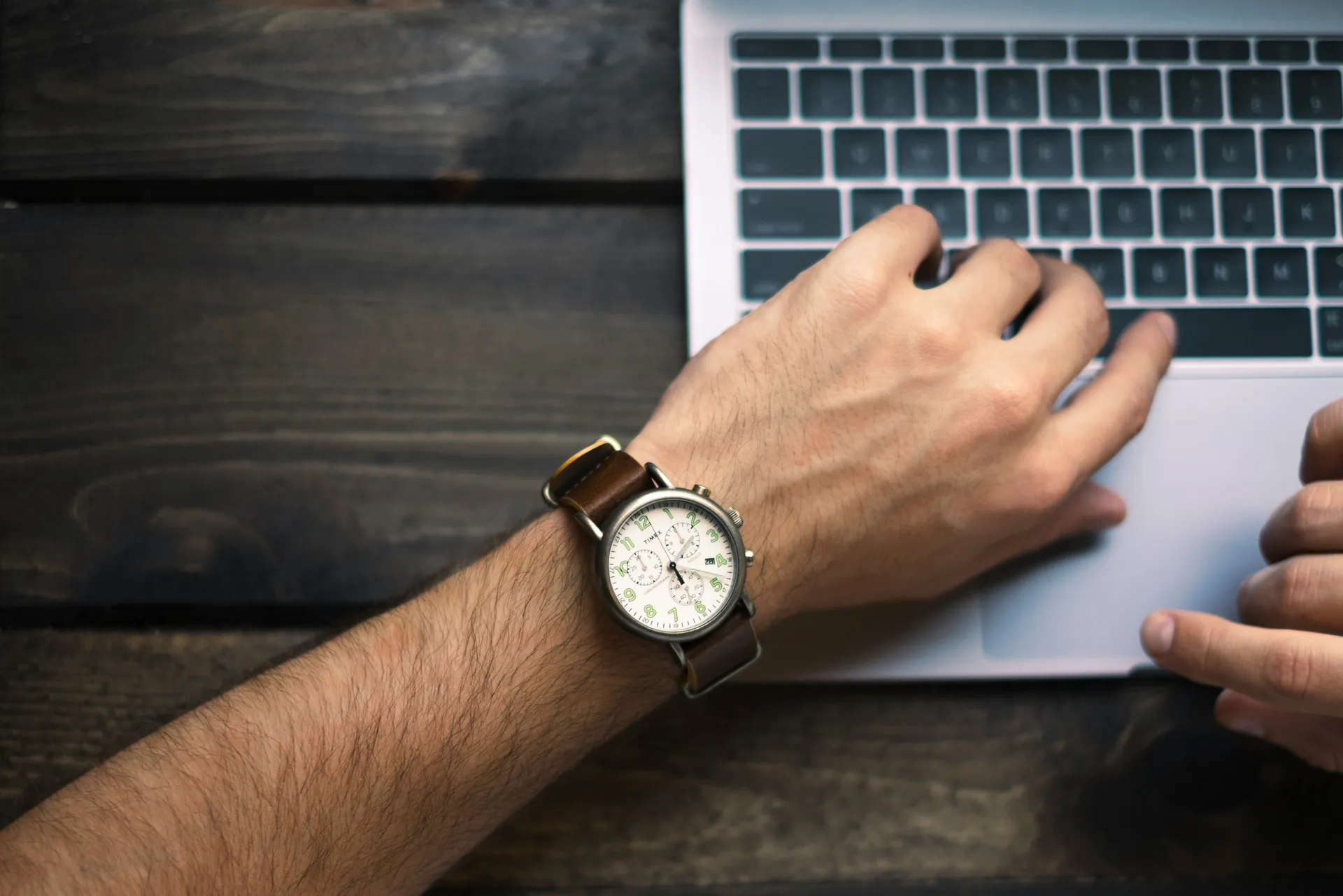 Eine Sekunde zum Starten — Awerka stempelt von Uhr und Laptop ein