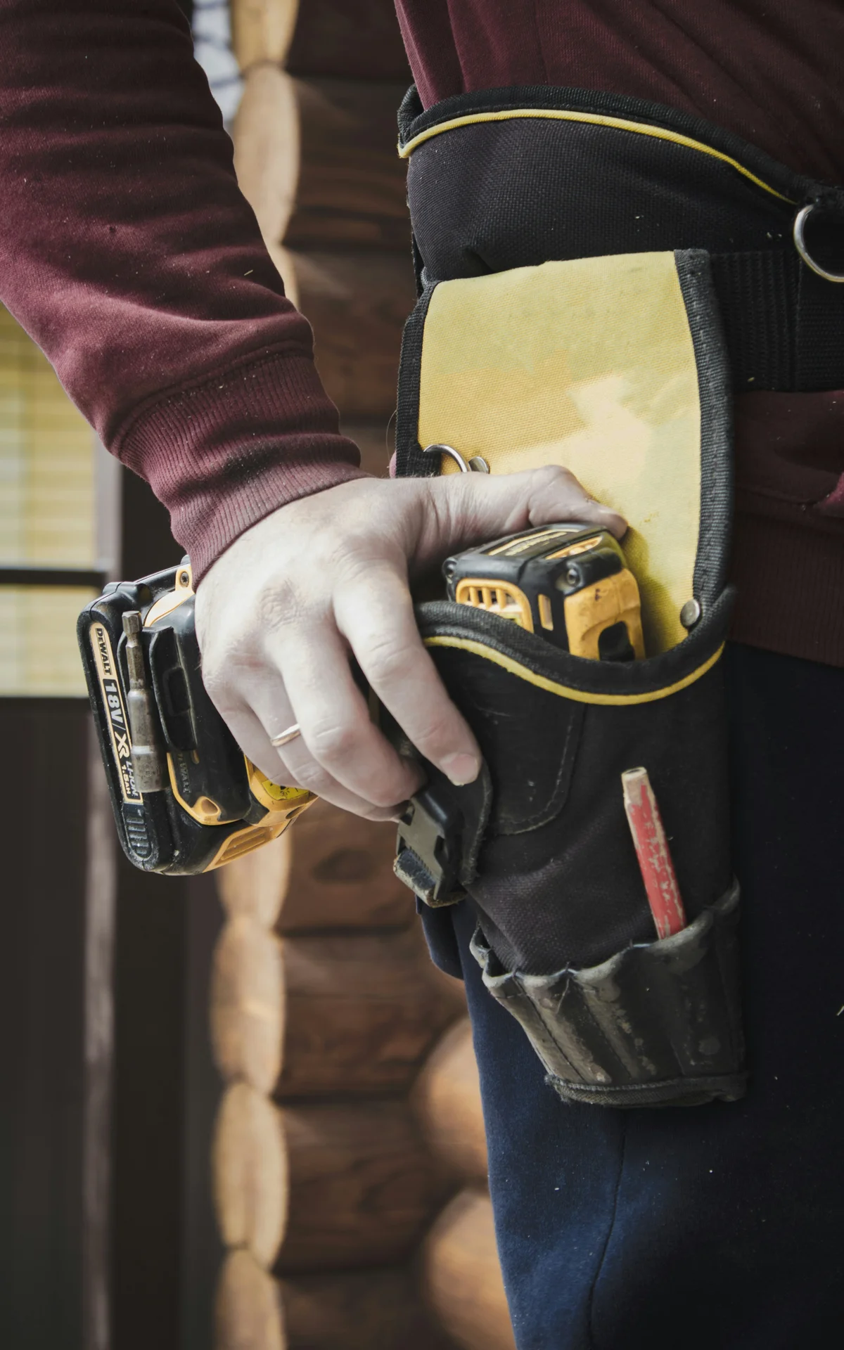 Handwerker, der digitale Tools auf der Baustelle nutzt – mobile Zeiterfassung und Auftragsverwaltung
